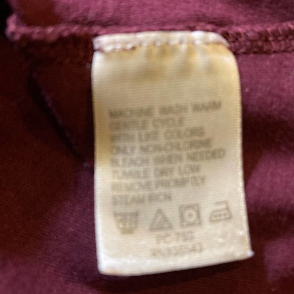 IZOD Cotton Cap Sleeve Gathered Neckline Burgundy Shirt Size Small - Picture 4 of 4